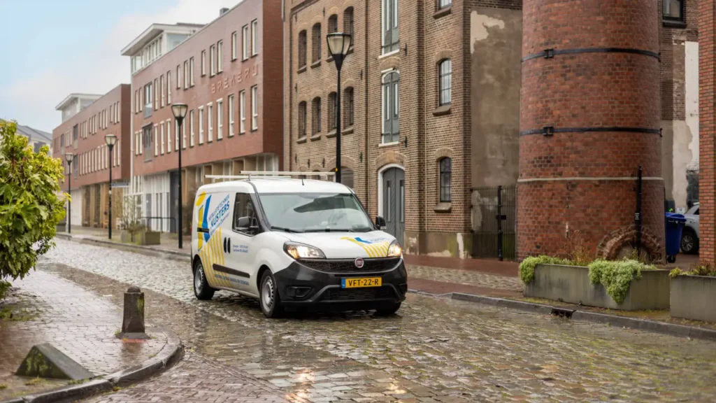 Kusters bus die door de straat rijdt